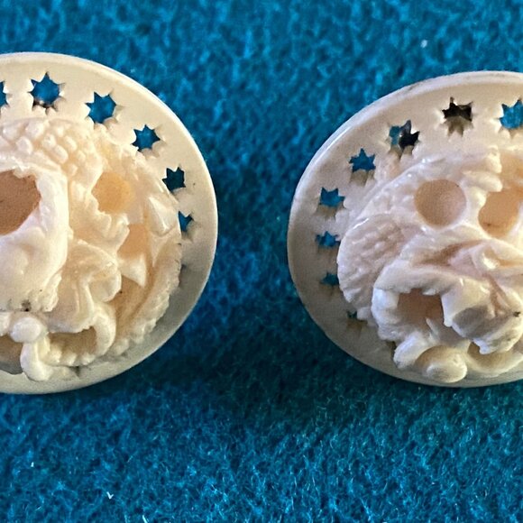 Vintage Hand Carved Jewelry Set Celluloid Brooch and Screw Back Earrings c1940s - Picture 4 of 8